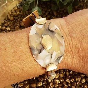 CLOSING New Oval Pendant Bracelet